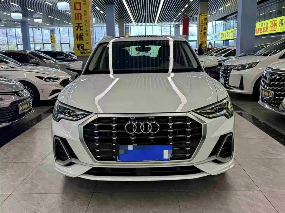 AUDI Q3