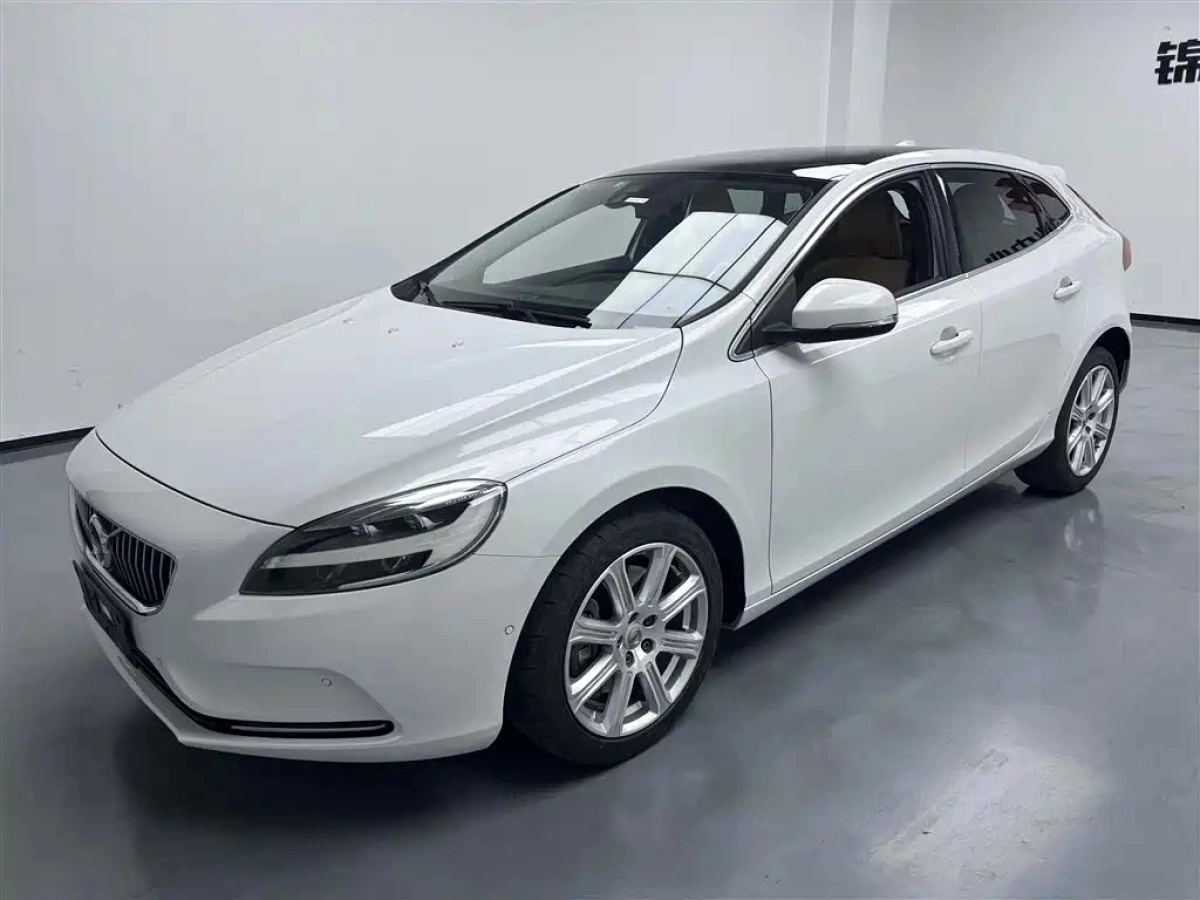 VOLVO V40  2019
