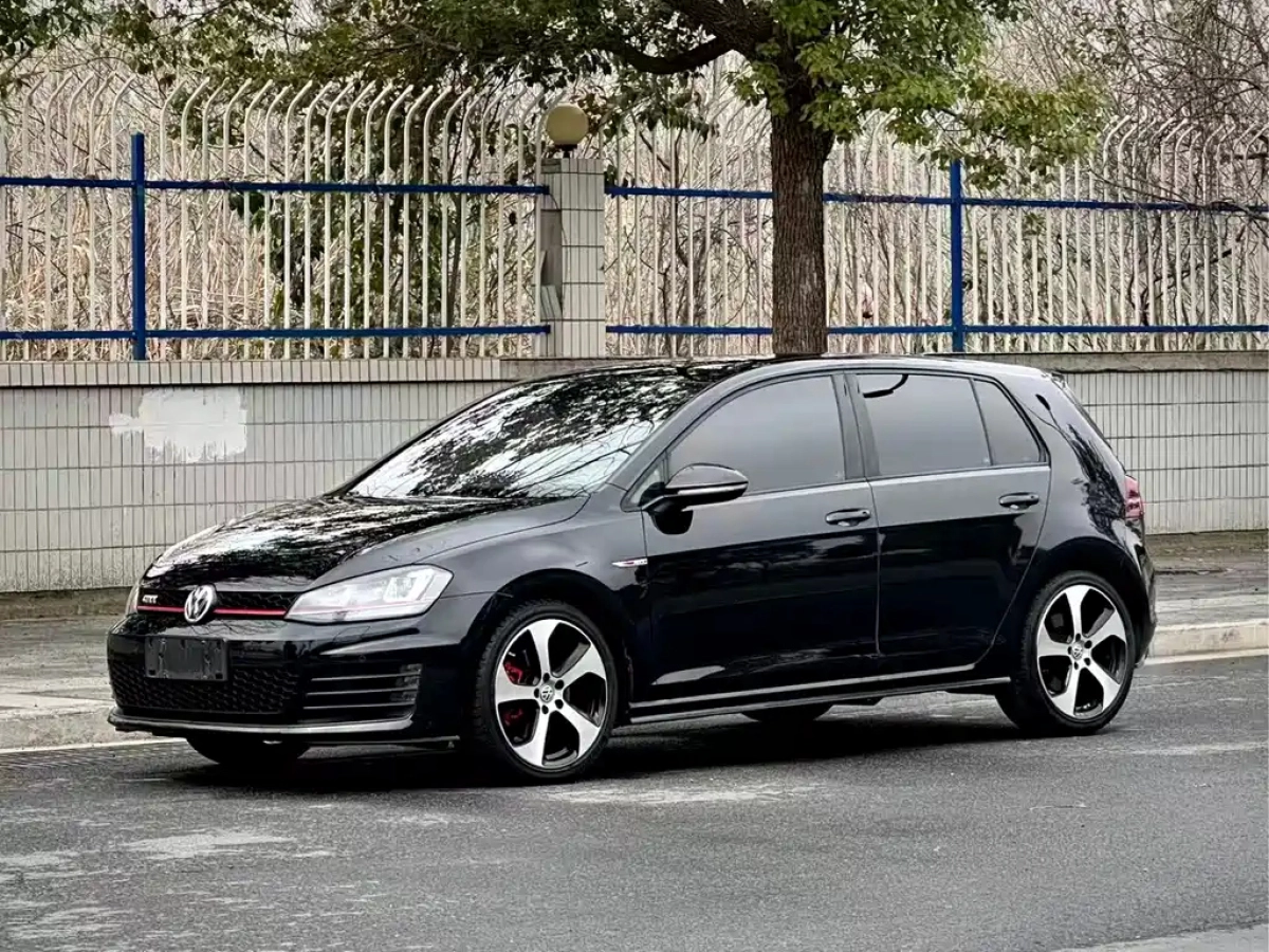 VOLKSWAGEN GOLF GTI  2022