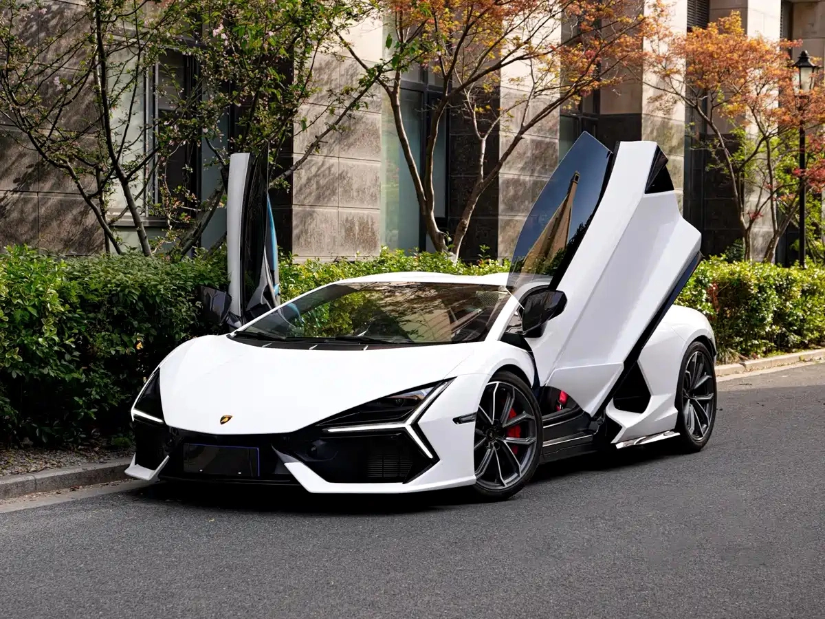LAMBORGHINI REVUELTO  2025