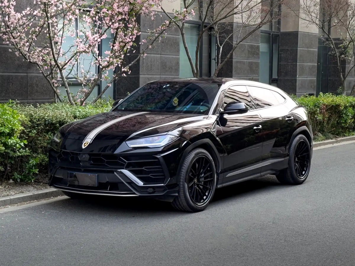LAMBORGHINI URUS  2019