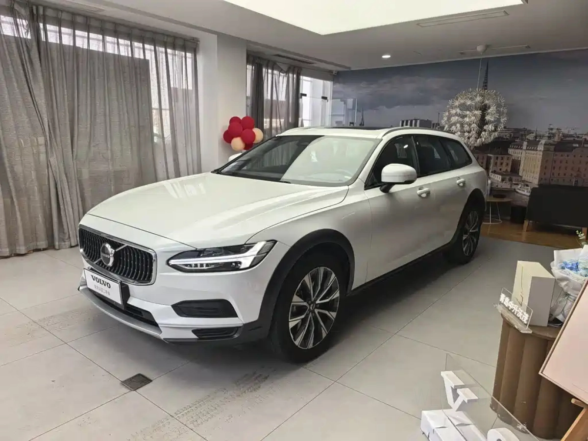 VOLVO V90  2025