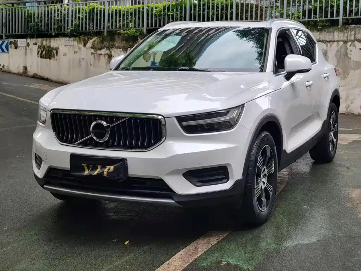 VOLVO XC40