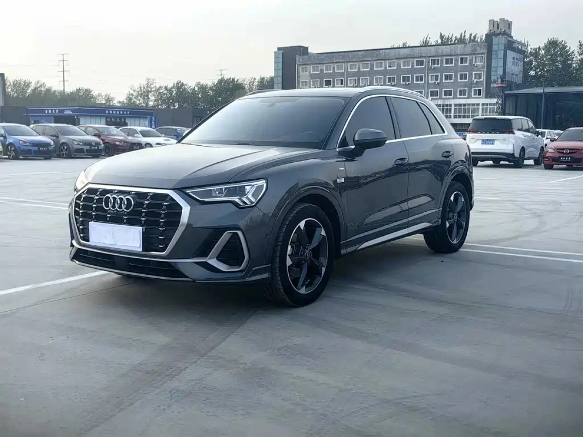 AUDI Q3