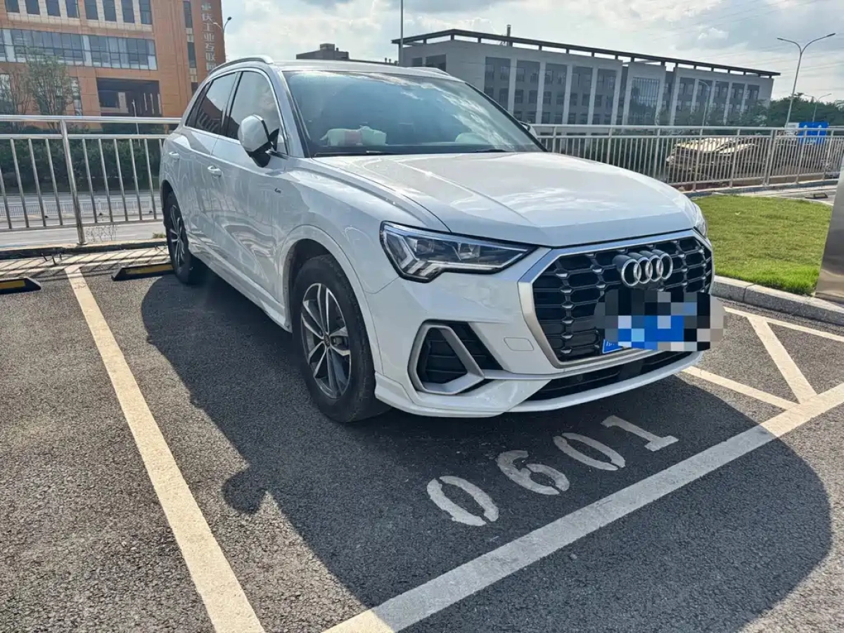 AUDI Q3