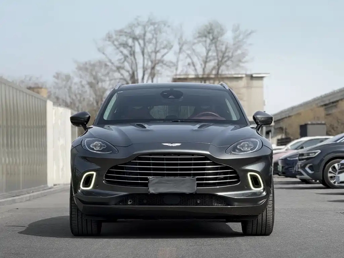 ASTON MARTIN DBX
