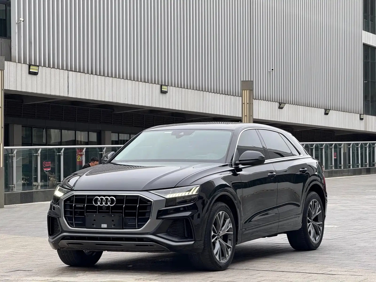 AUDI Q8  2022