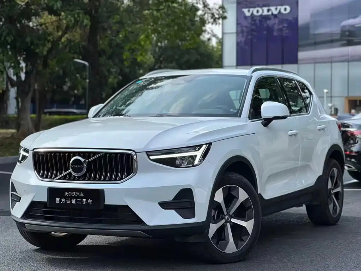 VOLVO XC40  2024