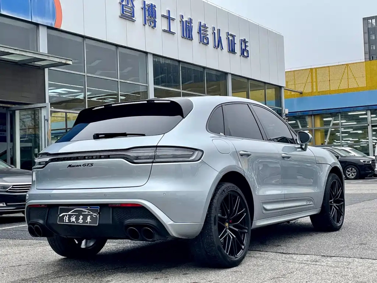 PORSCHE MACAN