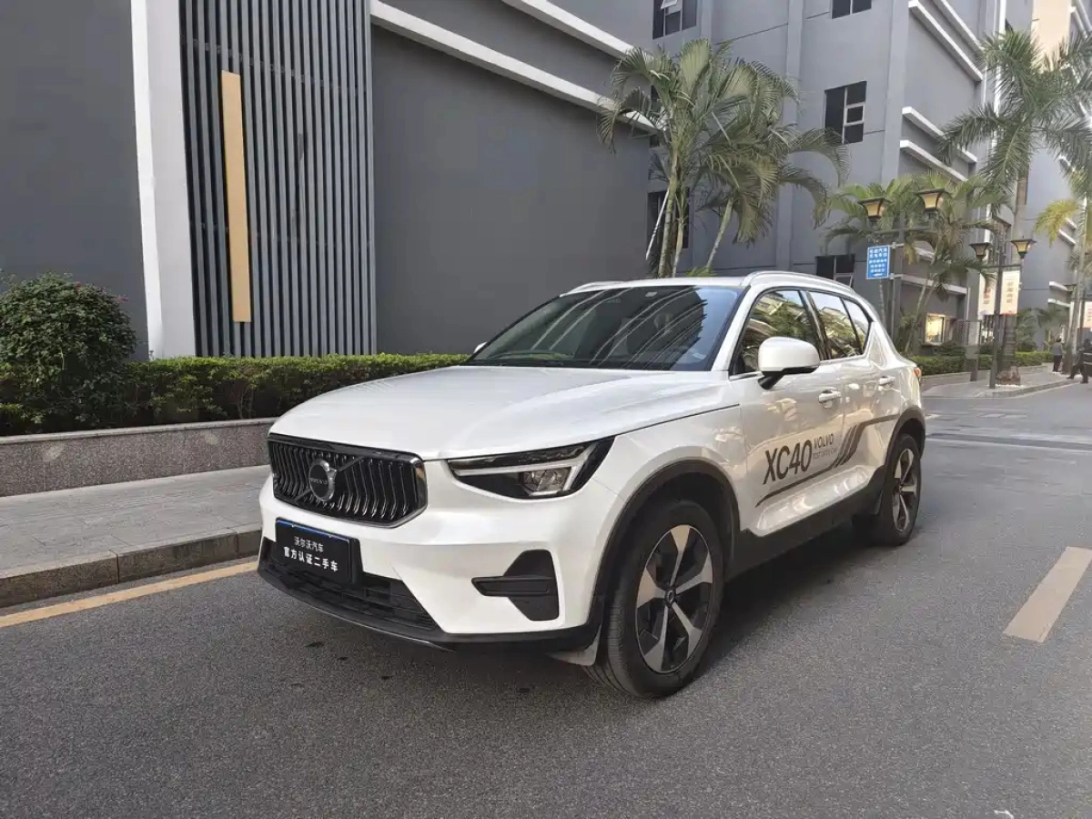 VOLVO XC40