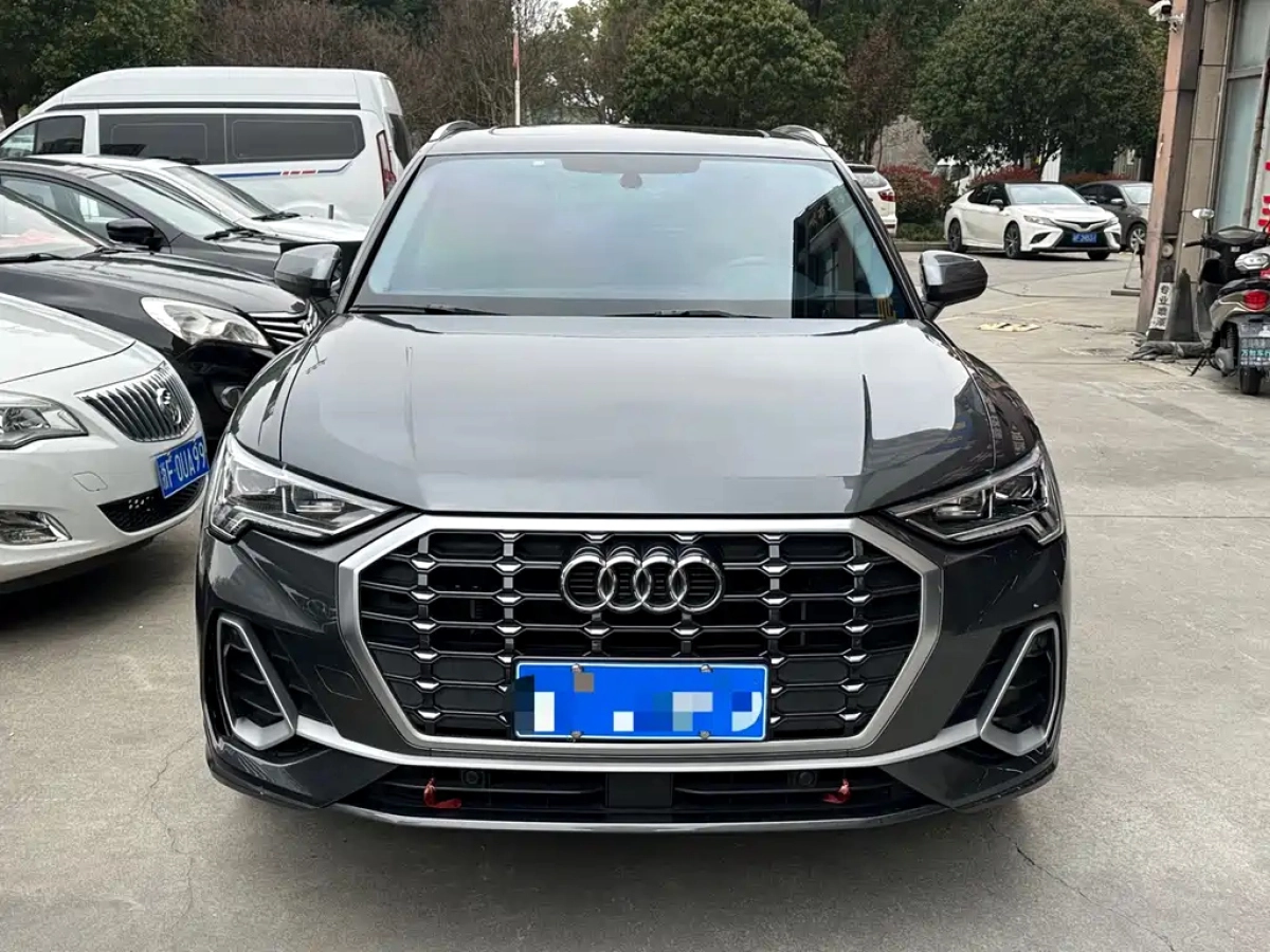 AUDI Q3