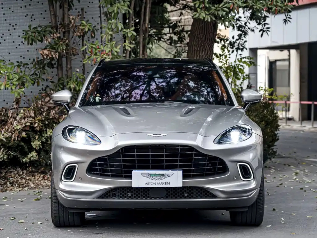 ASTON MARTIN DBX