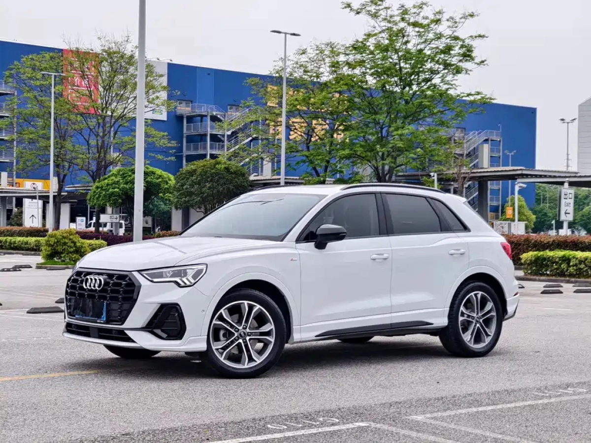 AUDI Q3  2022