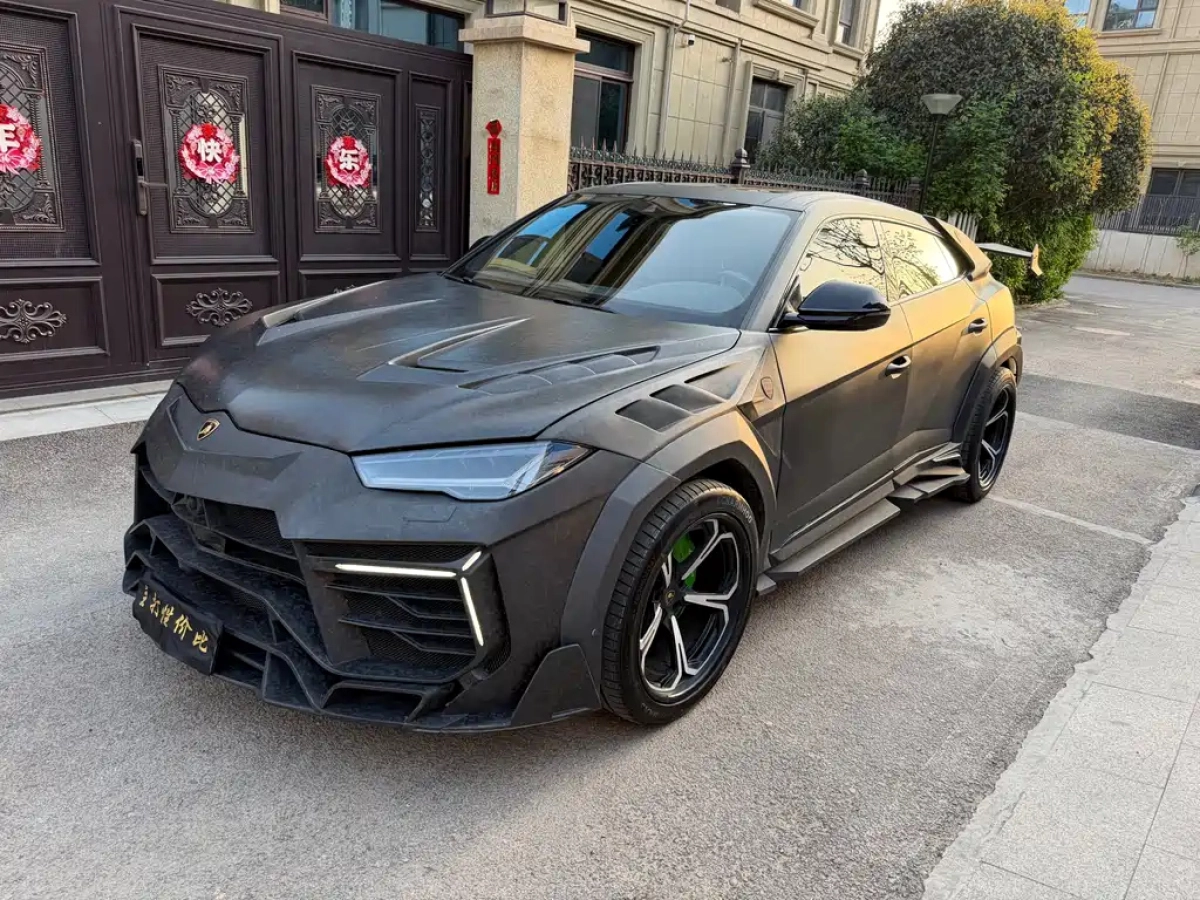LAMBORGHINI URUS
