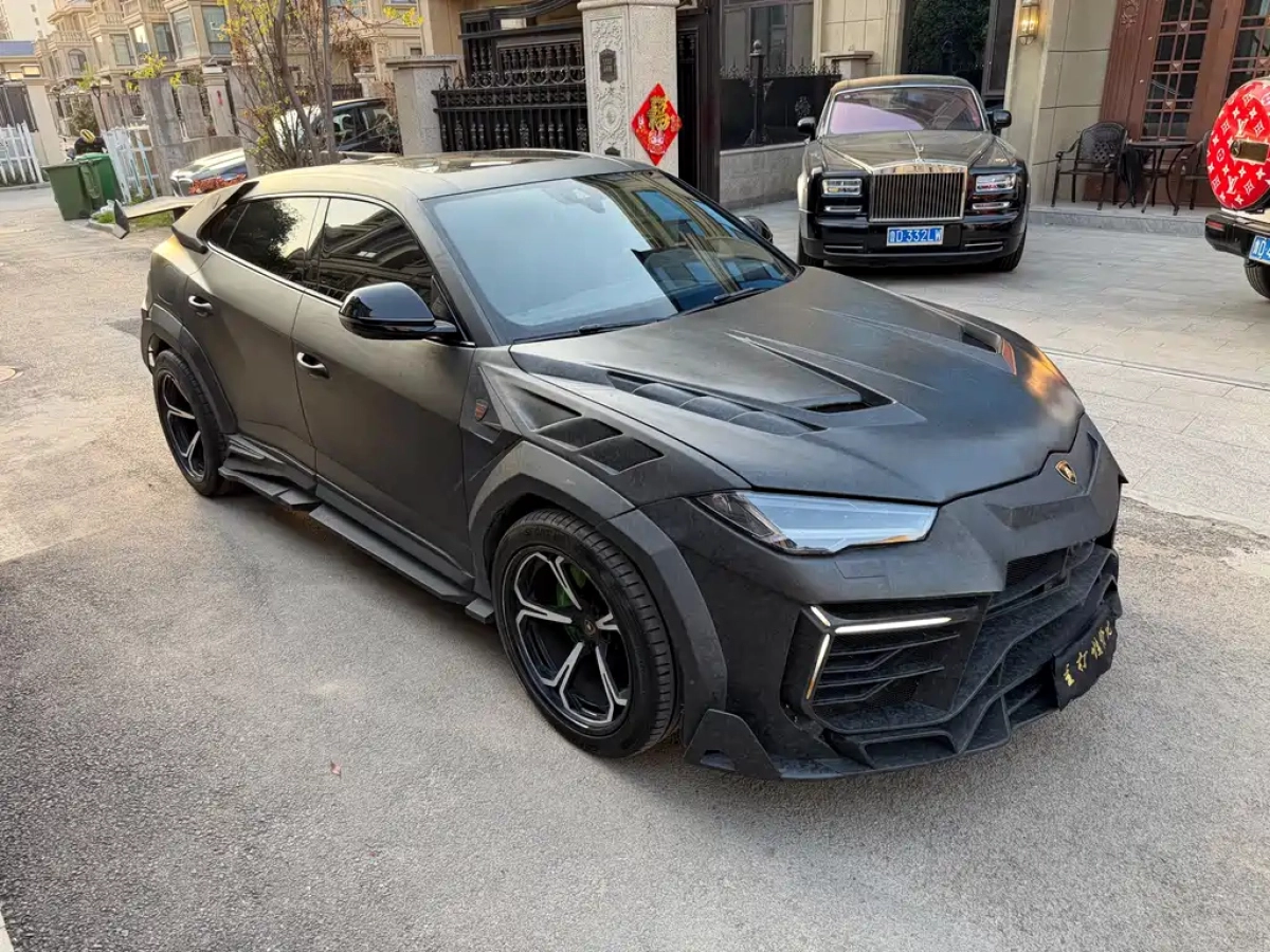 LAMBORGHINI URUS