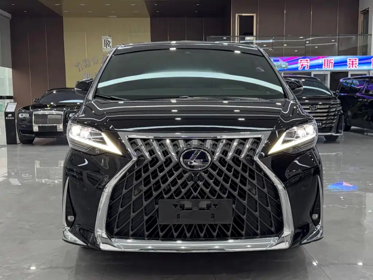 LEXUS LM