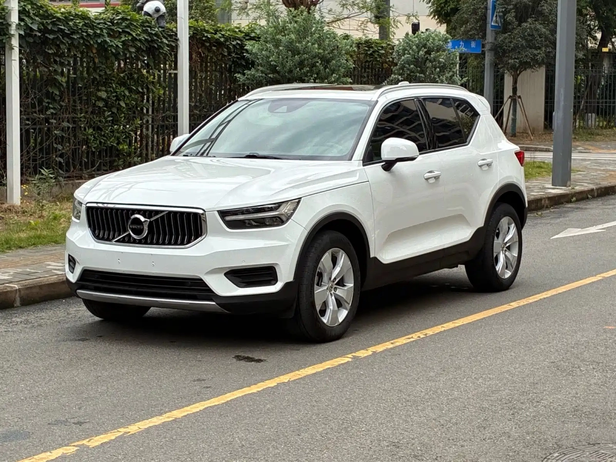 VOLVO XC40  2021