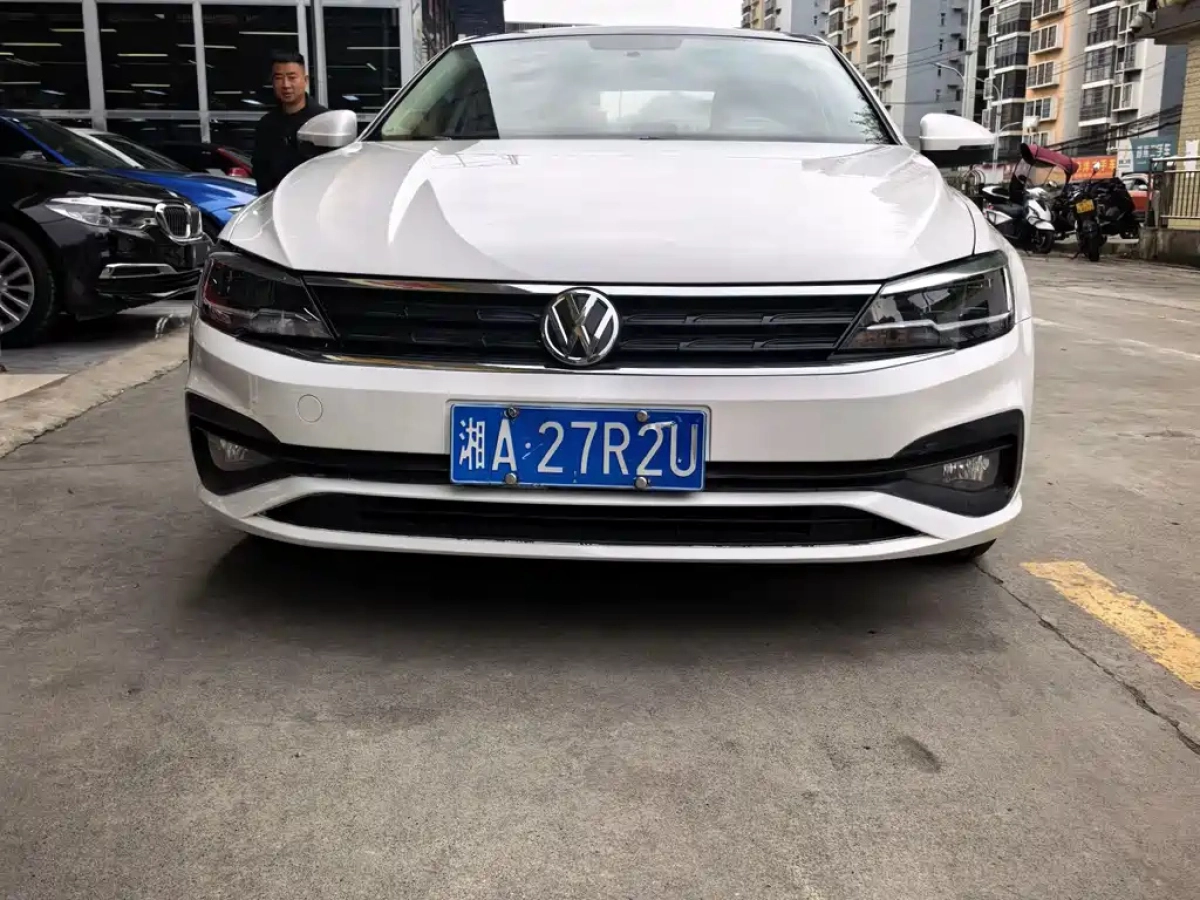 VOLKSWAGEN LAMANDO  2022