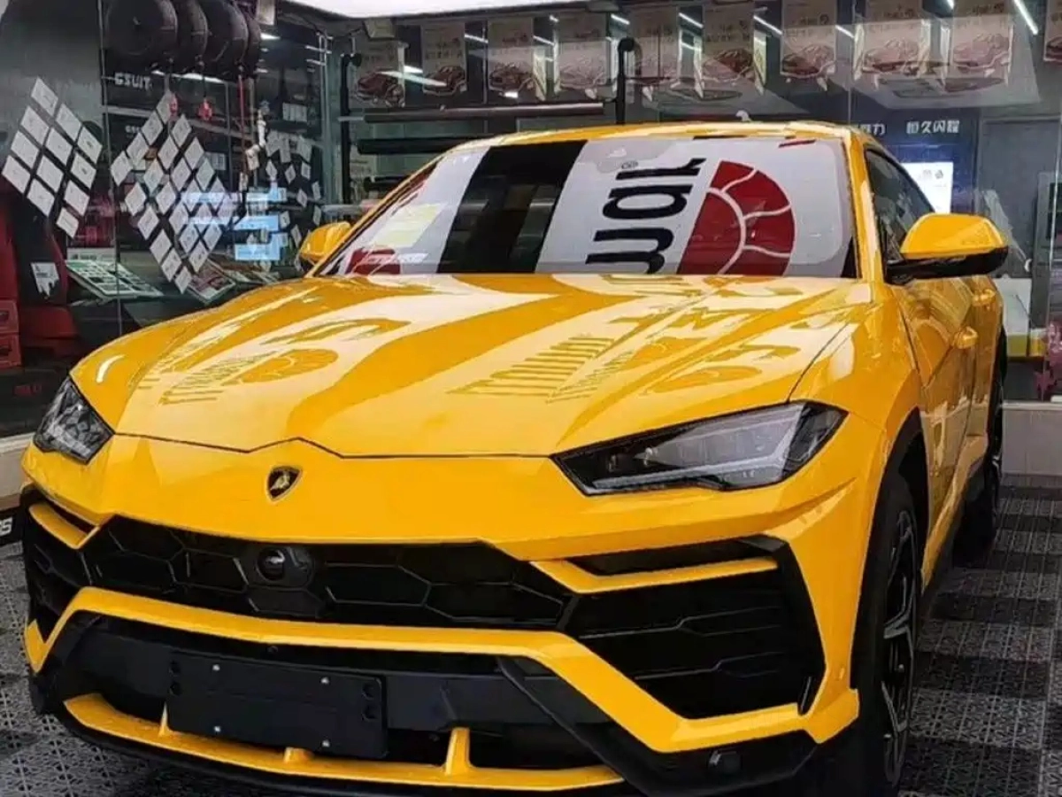 LAMBORGHINI URUS