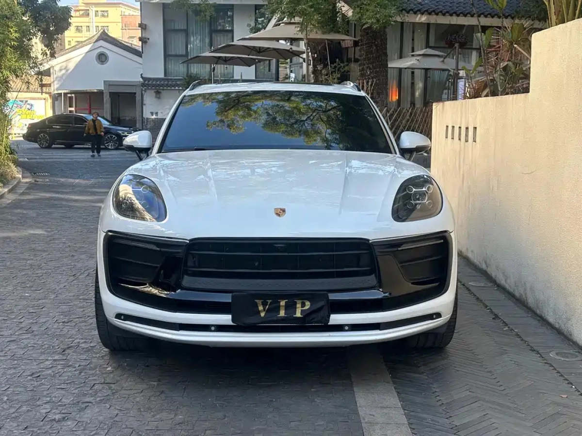 PORSCHE MACAN