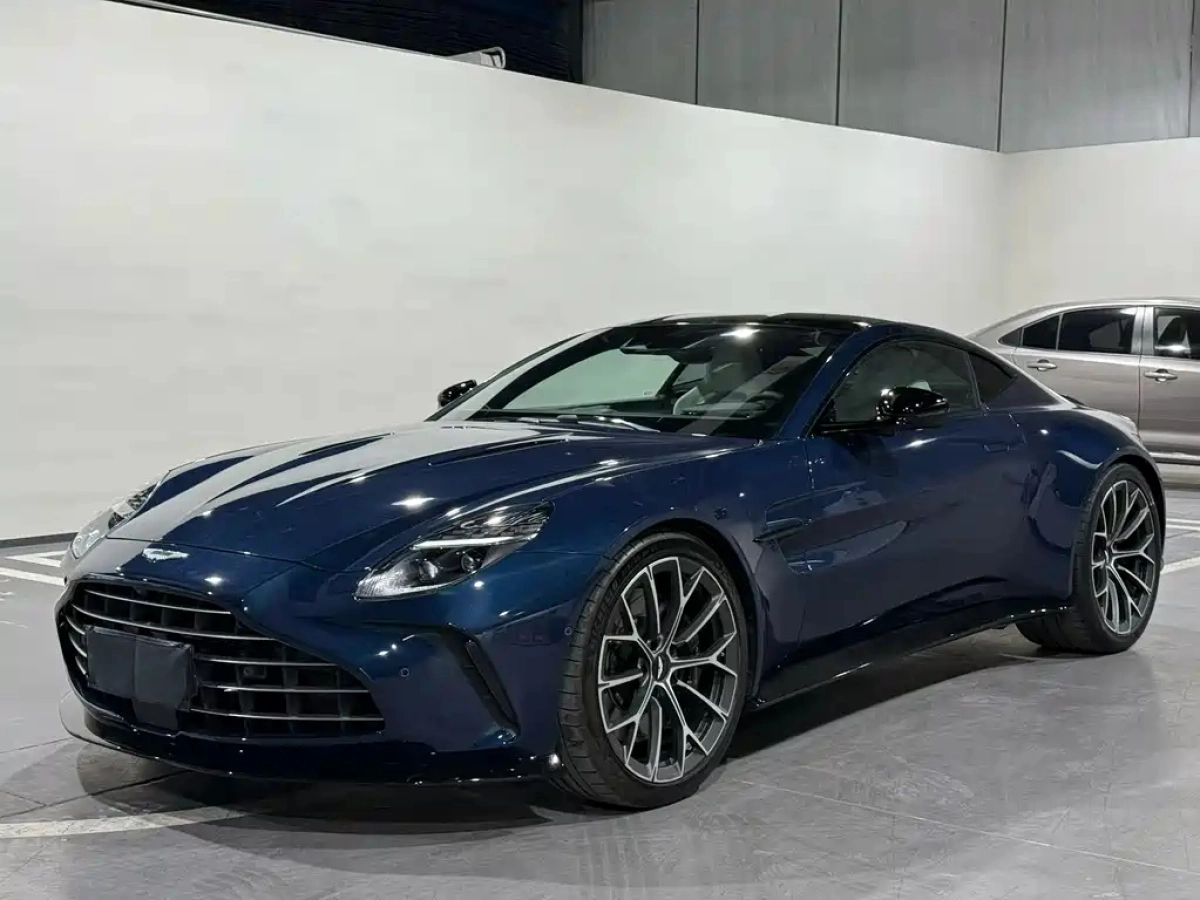 ASTON MARTIN V8 VANTAGE  2024
