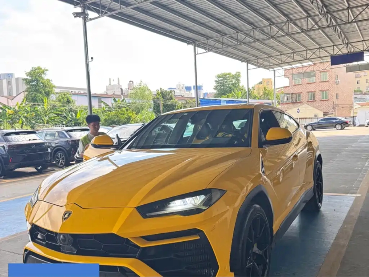 LAMBORGHINI URUS