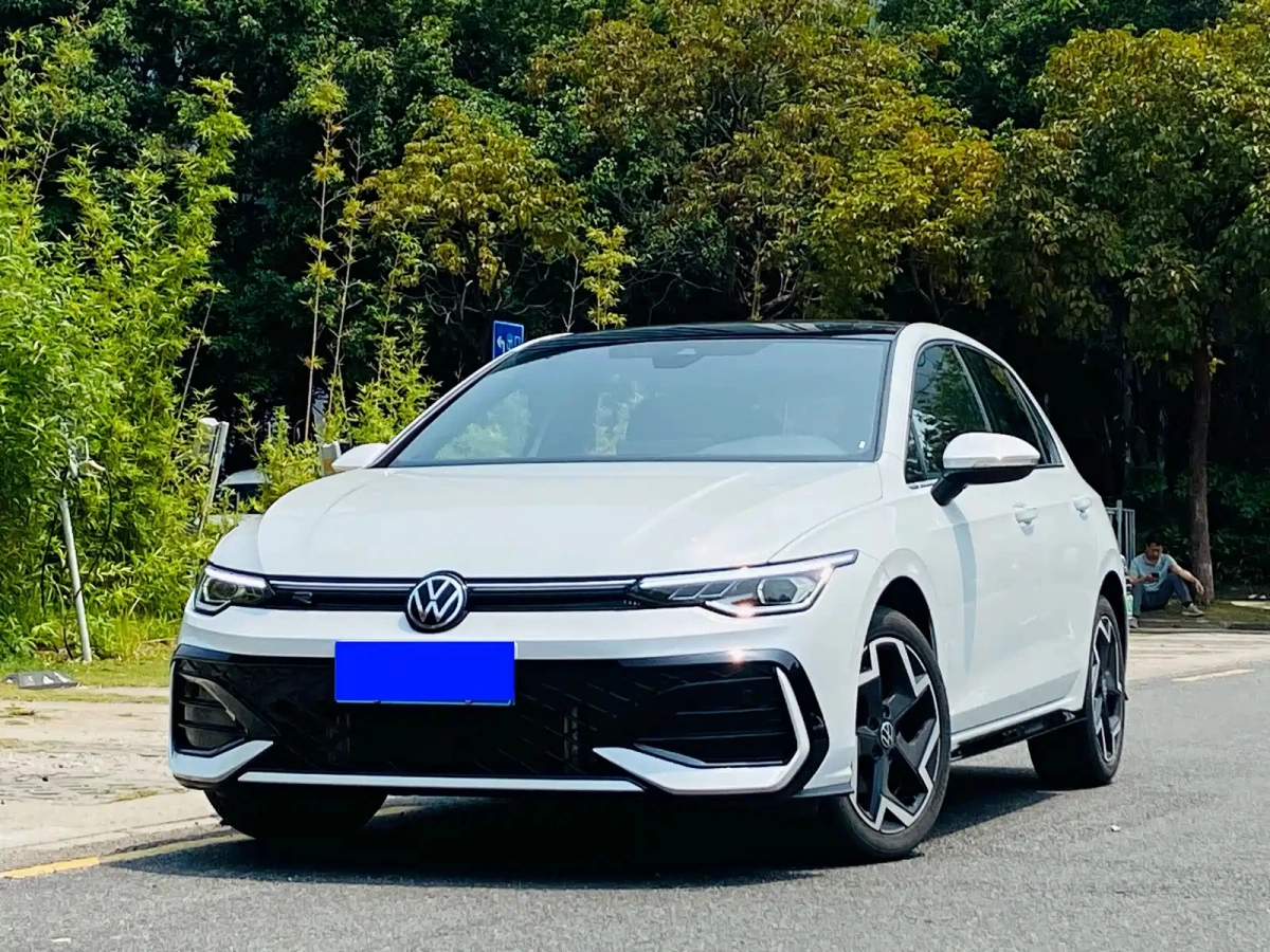 VOLKSWAGEN GOLF  2025