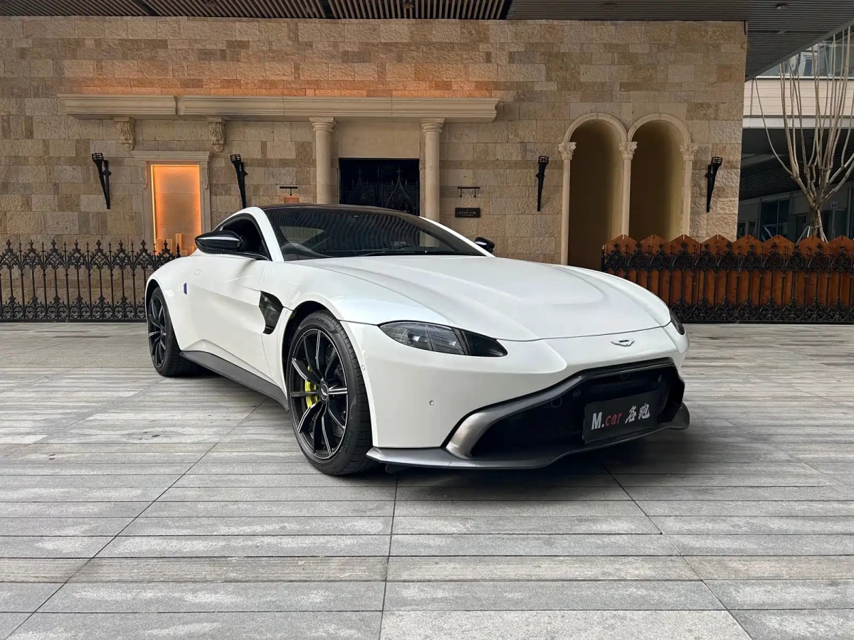ASTON MARTIN V8 VANTAGE  2019