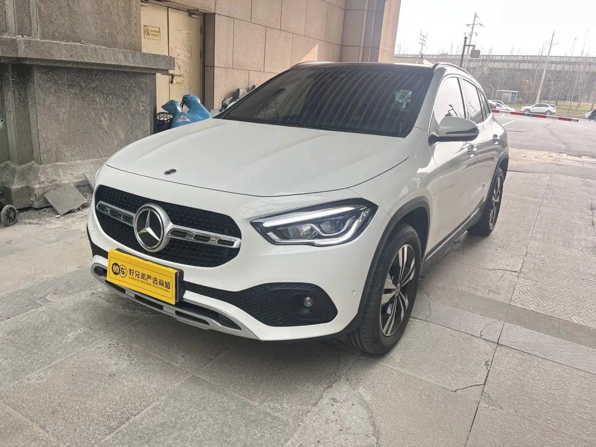 MERCEDES-BENZ GLA