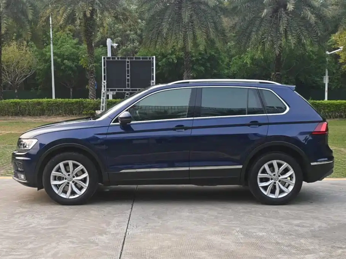 VOLKSWAGEN TIGUAN
