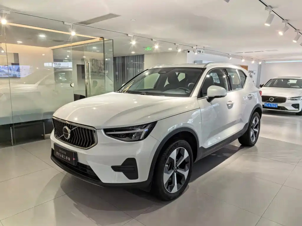 VOLVO XC40  2025