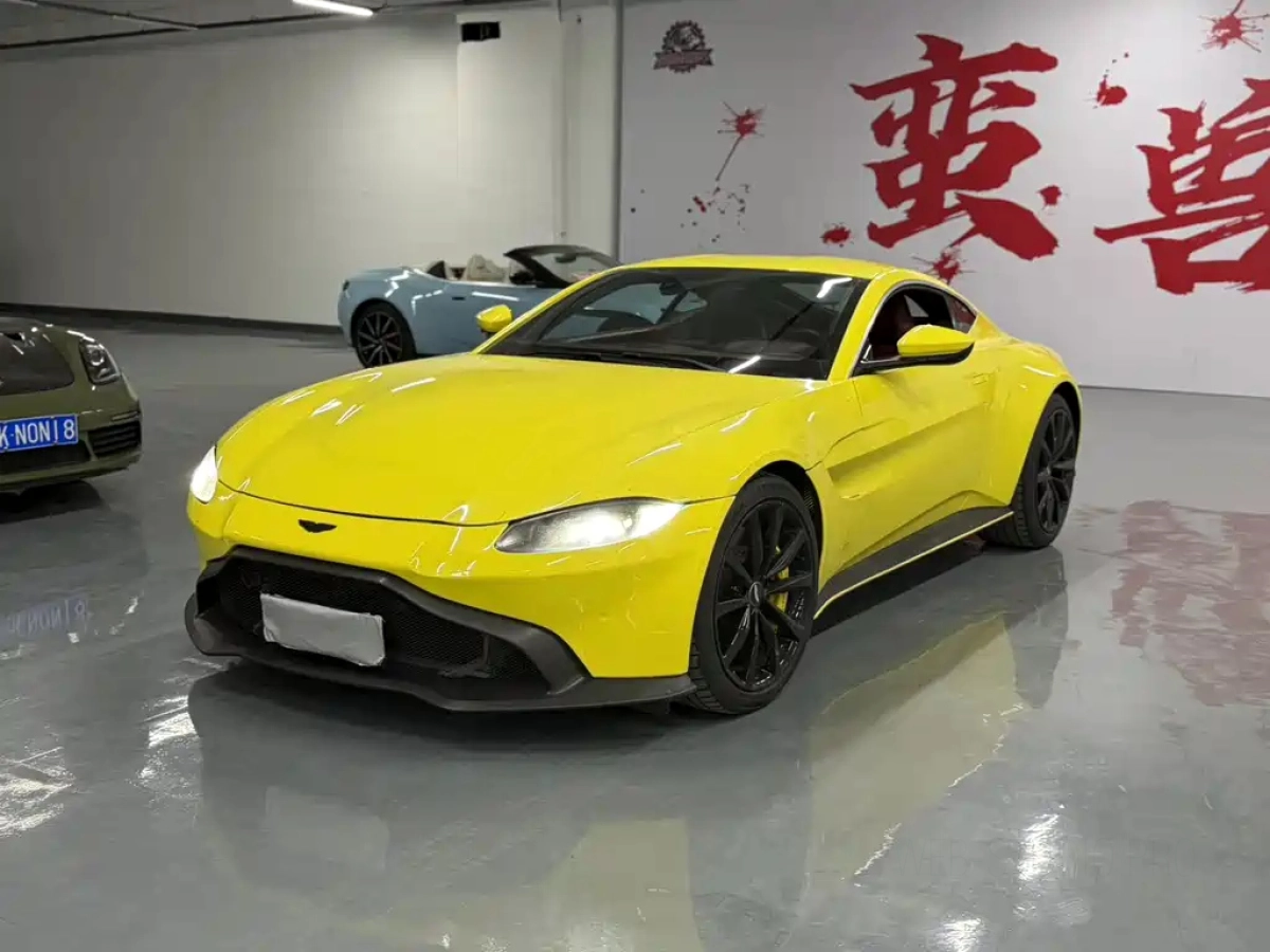 ASTON MARTIN V8 VANTAGE  2020