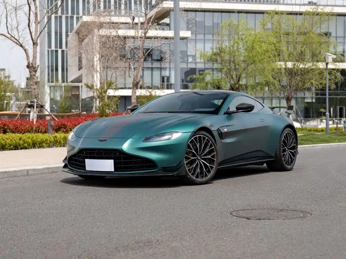 ASTON MARTIN V8 VANTAGE  2022