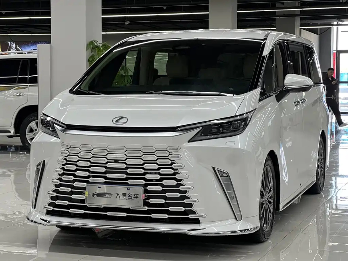LEXUS LM  2025
