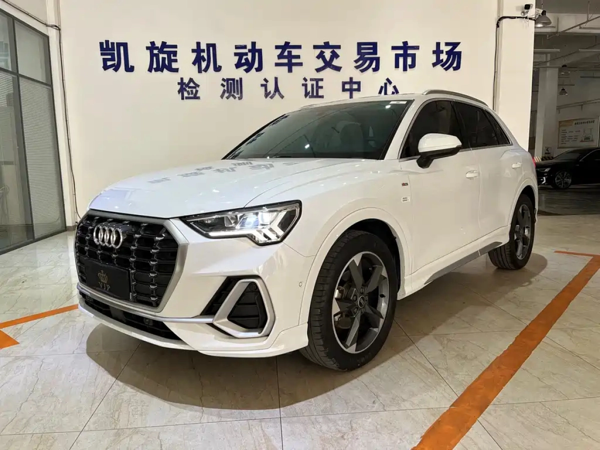 AUDI Q3  2022