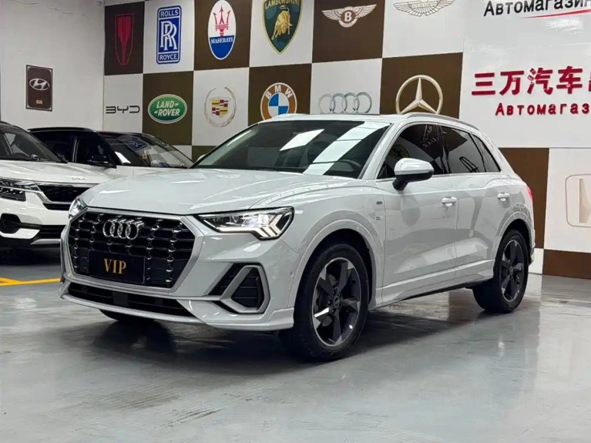 AUDI Q3