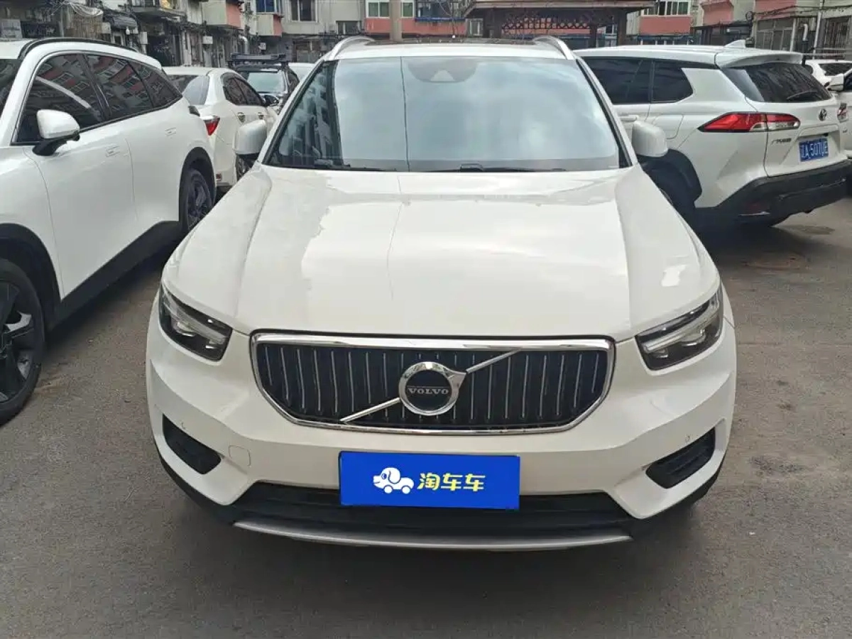 VOLVO XC40
