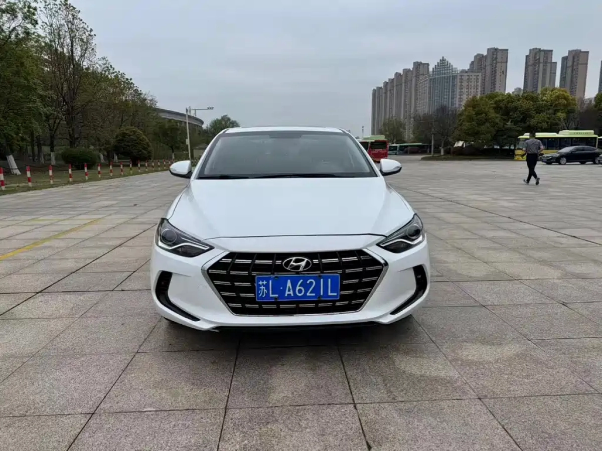 HYUNDAI ELANTRA