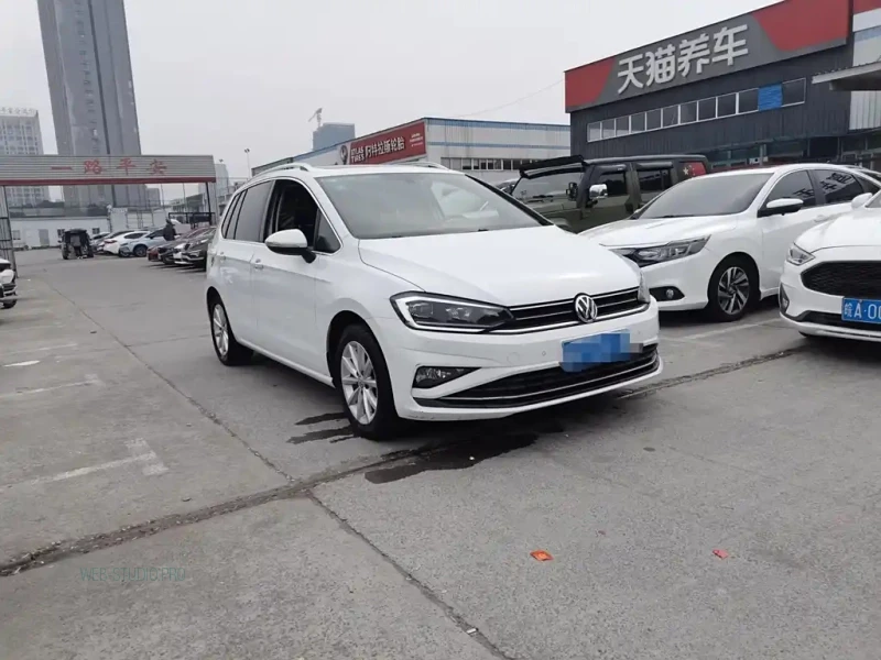 VOLKSWAGEN GOLF . SPORTSVAN