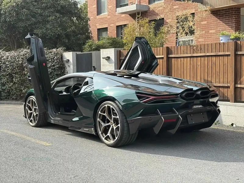 LAMBORGHINI REVUELTO