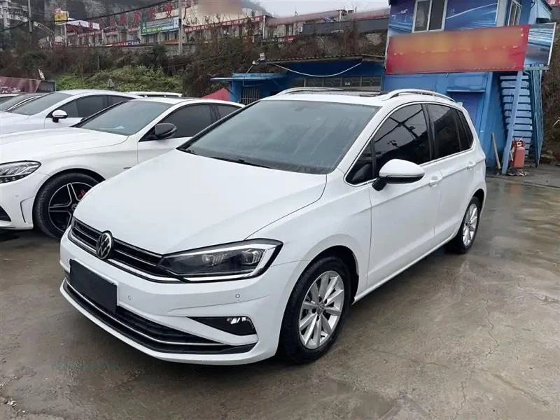 VOLKSWAGEN GOLF . SPORTSVAN