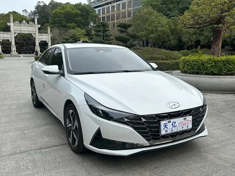 HYUNDAI ELANTRA