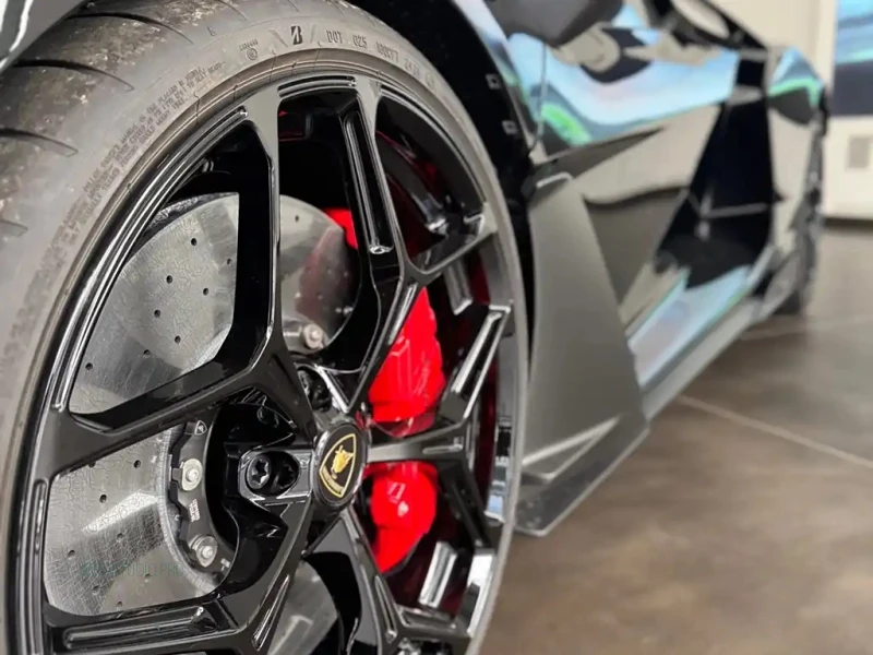 LAMBORGHINI REVUELTO