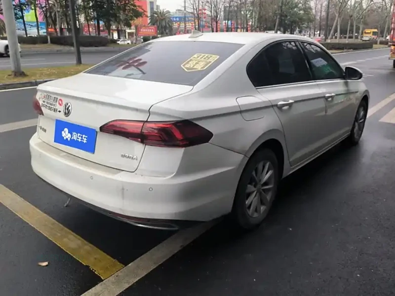 VOLKSWAGEN BORA