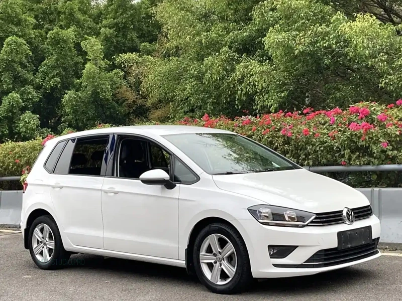 VOLKSWAGEN GOLF . SPORTSVAN