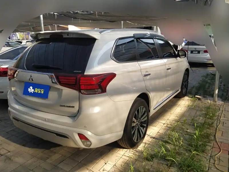 MITSUBISHI OUTLANDER