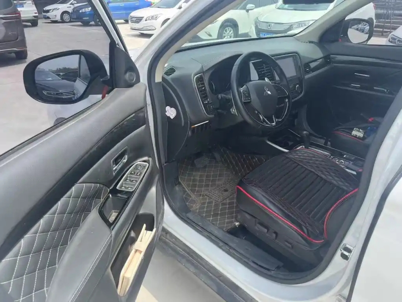 MITSUBISHI OUTLANDER