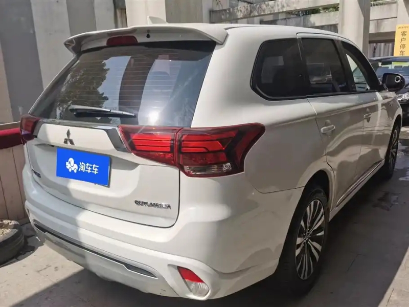 MITSUBISHI OUTLANDER