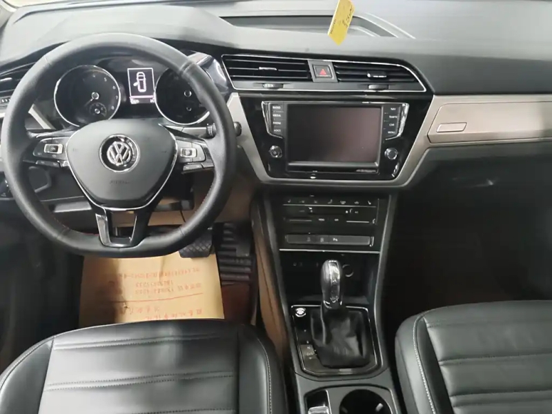 VOLKSWAGEN TOURAN