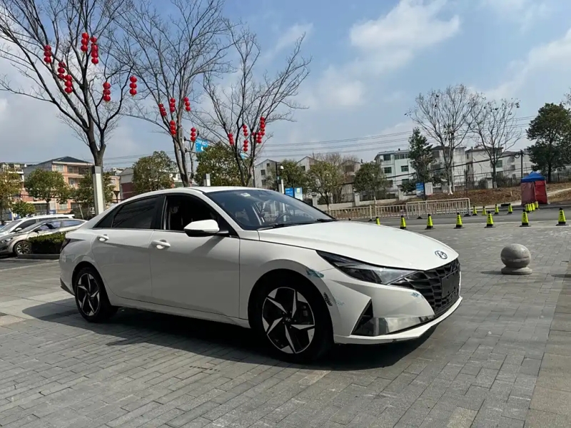 HYUNDAI ELANTRA